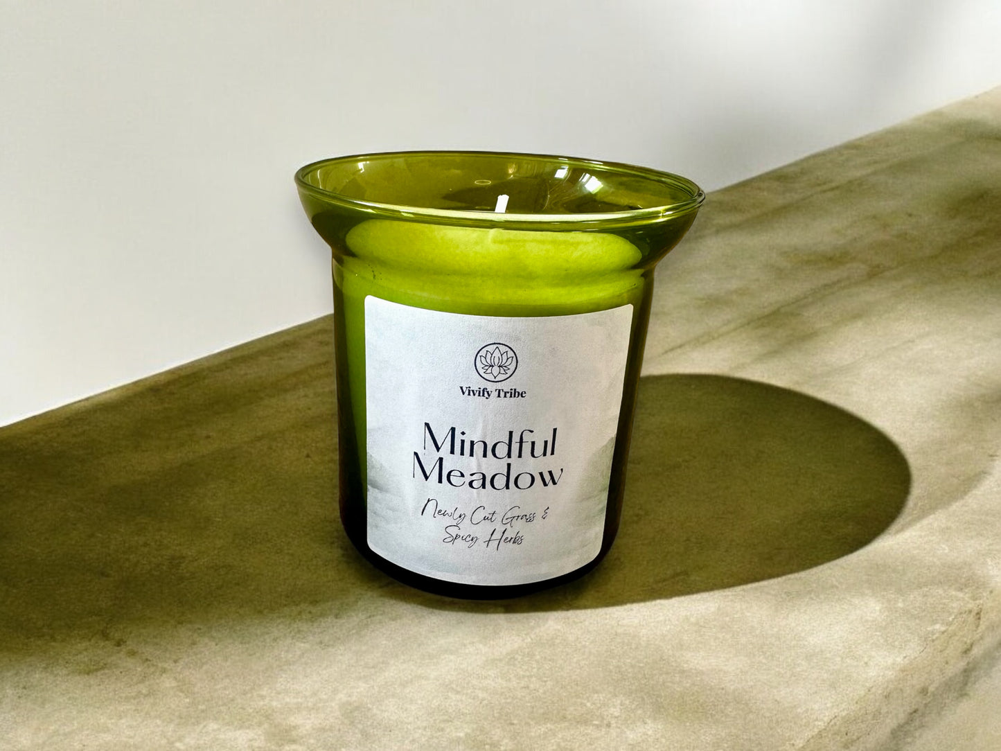 Aromatherapy candle for mindfulness & renewal with scents of freshly cut grass and spicy herbs